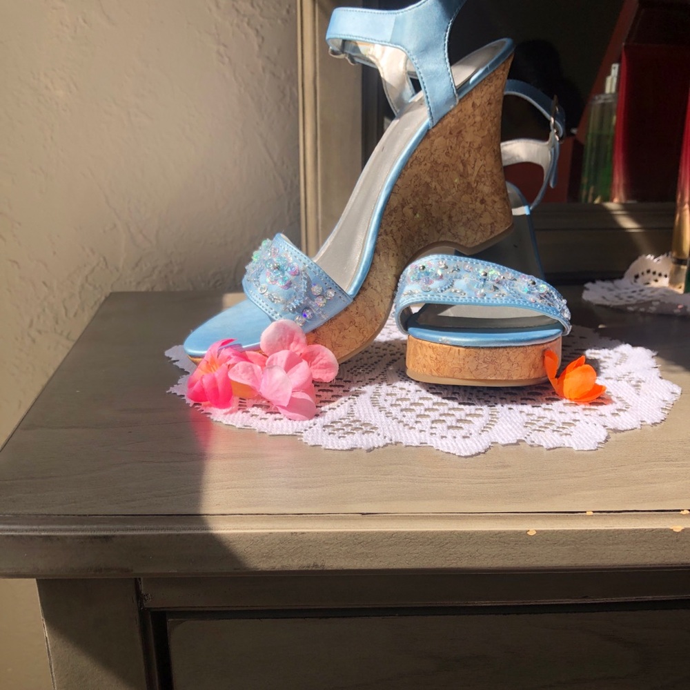 Baby blue 2000’s wedge shoes 👡💙